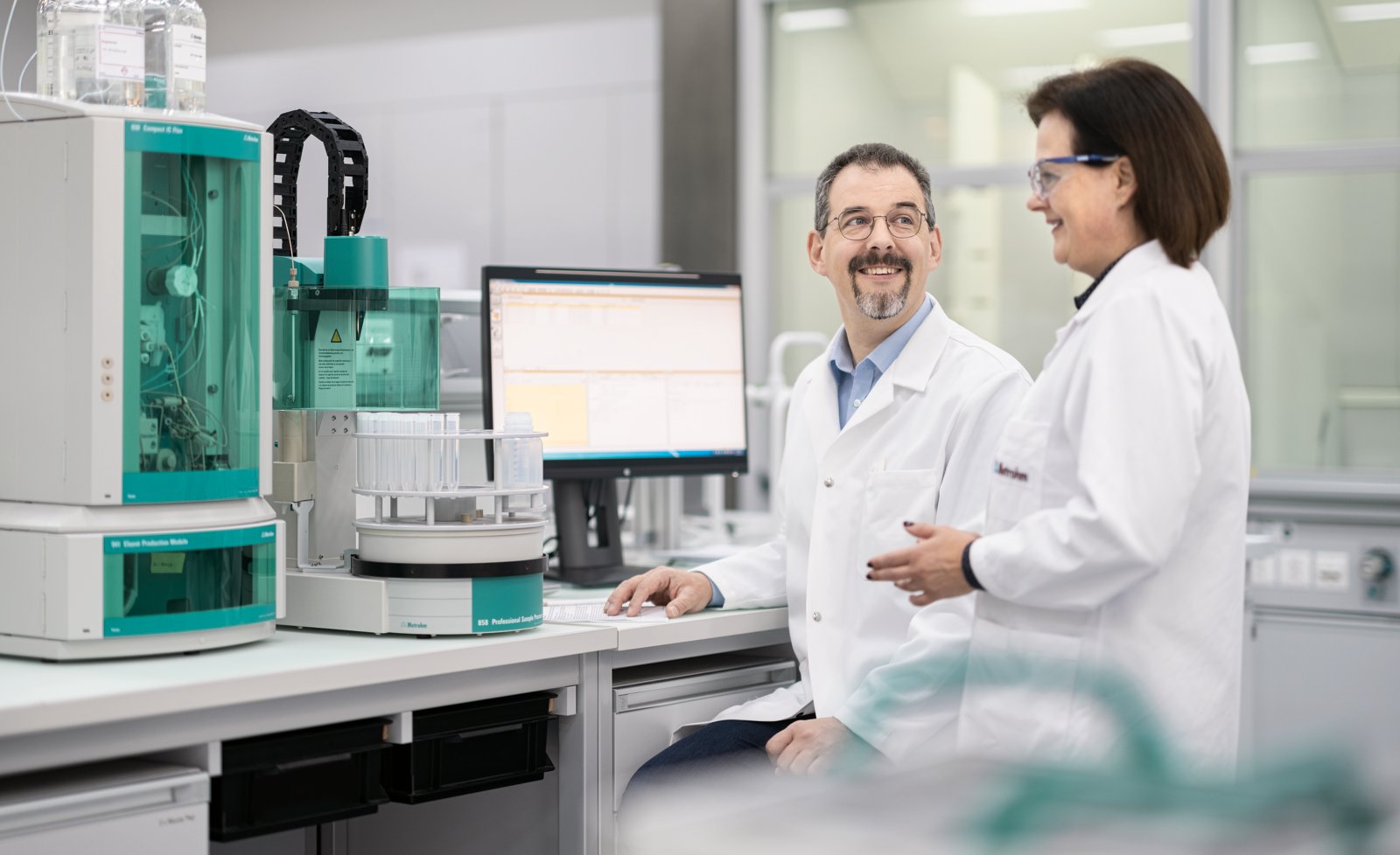 Image Shooting;Metrohm Global;Service;2 people in conversation;laboratory